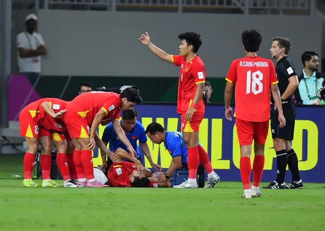 Người hâm mộ đang cổ vũ trong một trận đấu bóng đá trên daga68 web, với logo của nhà cái nổi bật, thể hiện sự cuồng nhiệt của môn thể thao vua.